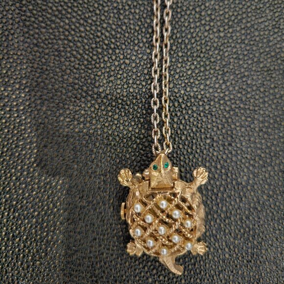 TURTLE PENDANT WITH PEARLS & GREEN STONE EYES, ENDURA ROMAN NUMERAL WATCH & PIN - Picture 2 of 16